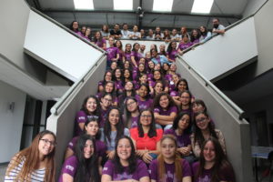 Fotografía chicas mente, voluntarios y voluntarias en una escalera