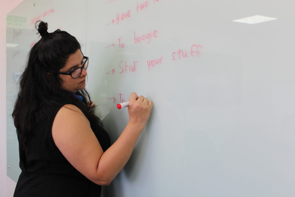 Profesora durante las clases de Duolingo en acción